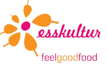 Servicekraft von Esskultur mit Getränketablett bei einer Veranstaltung